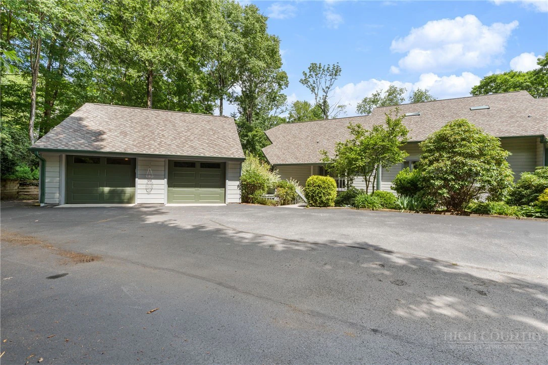Image number 2 for the current listing