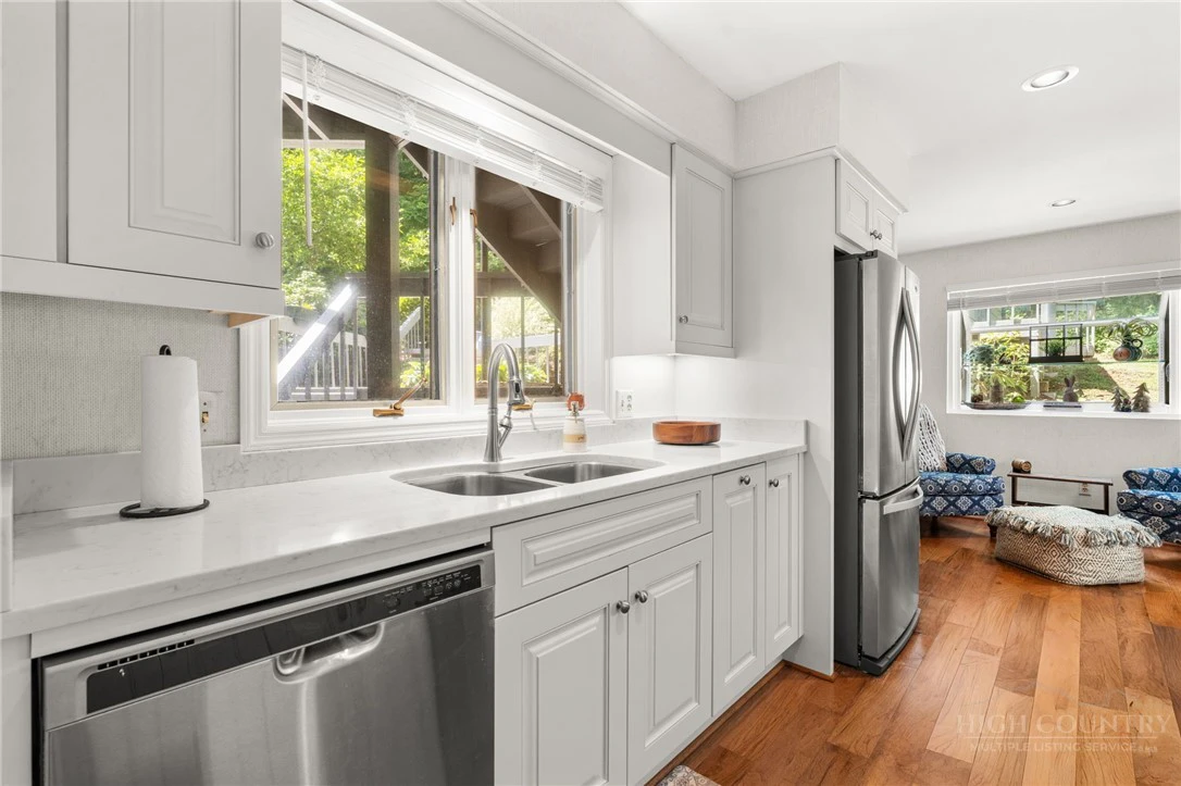 Image number 10 for the current listing