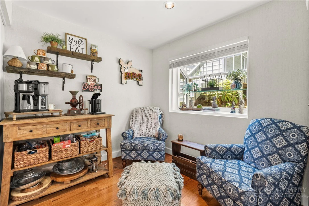 Image number 14 for the current listing