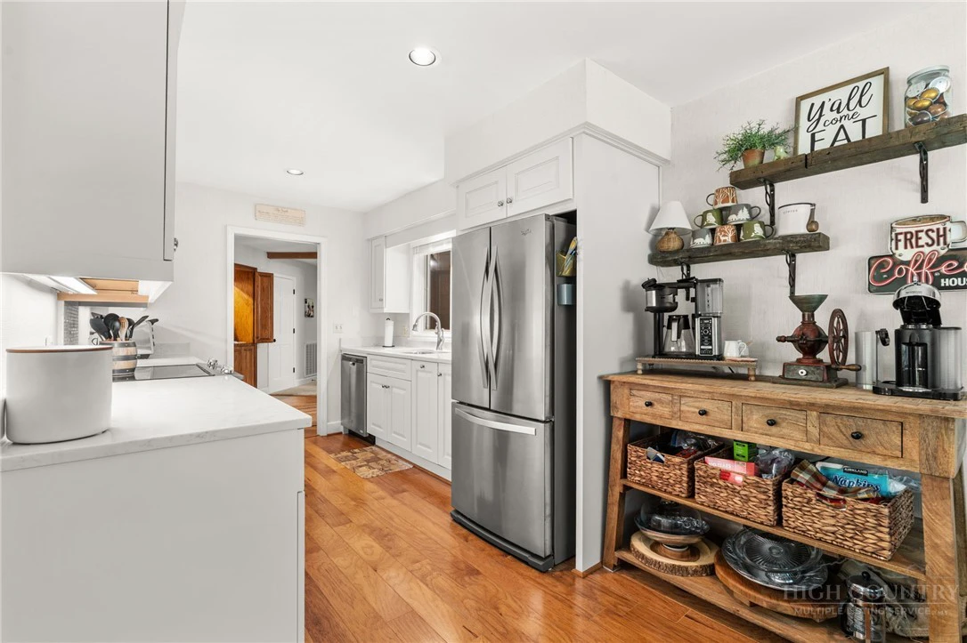 Image number 15 for the current listing
