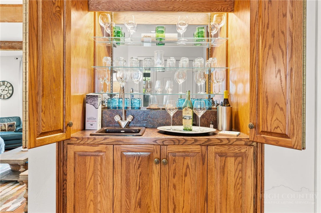 Image number 18 for the current listing