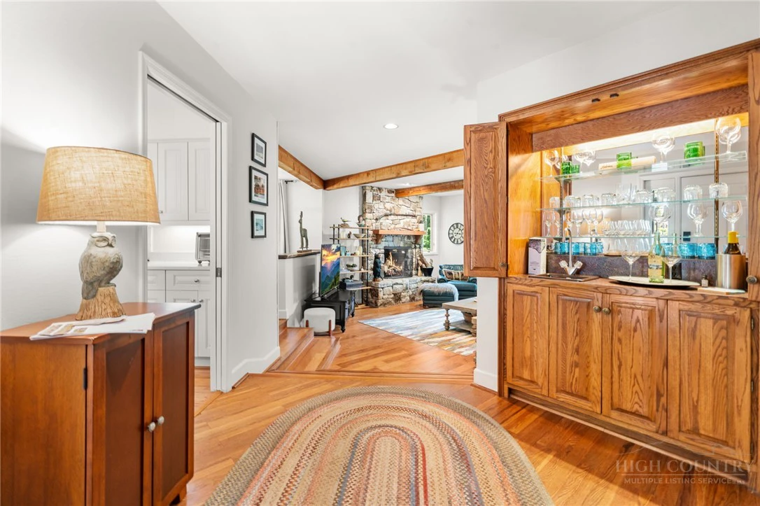 Image number 19 for the current listing