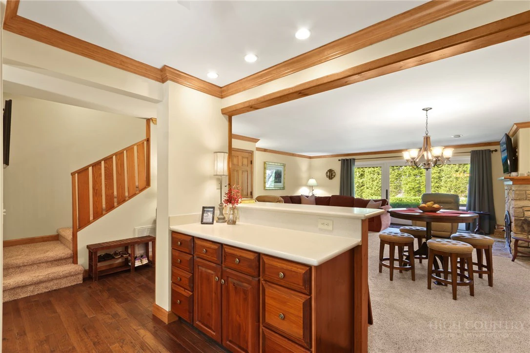 Image number 9 for the current listing