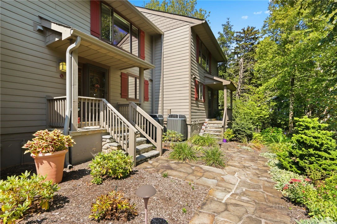 Image number 1 for the current listing