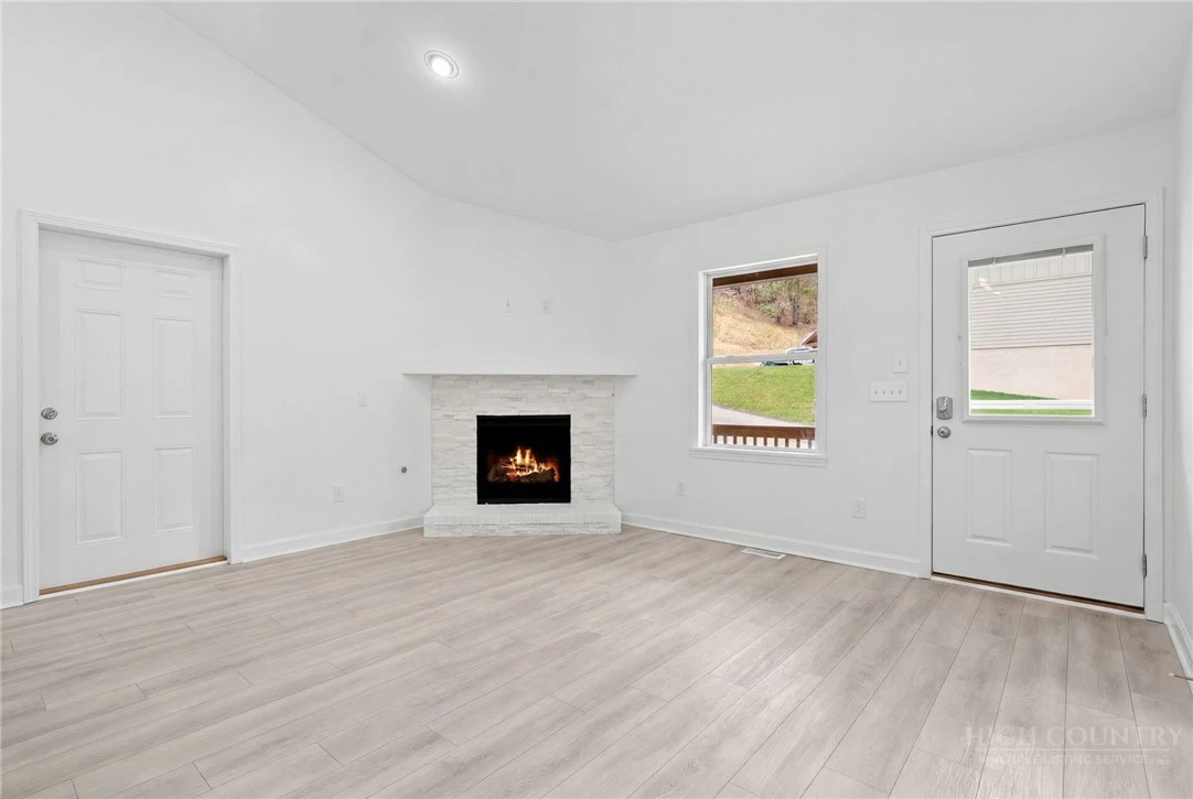Image number 29 for the current listing