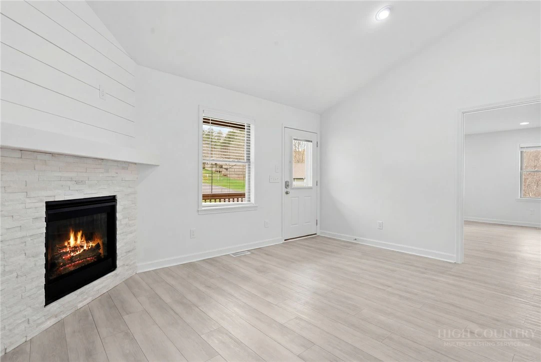 Image number 28 for the current listing