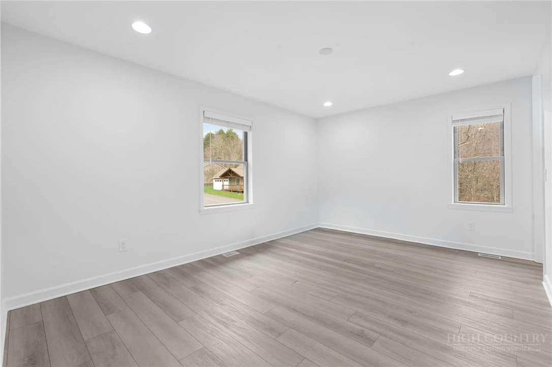 Image number 21 for the current listing