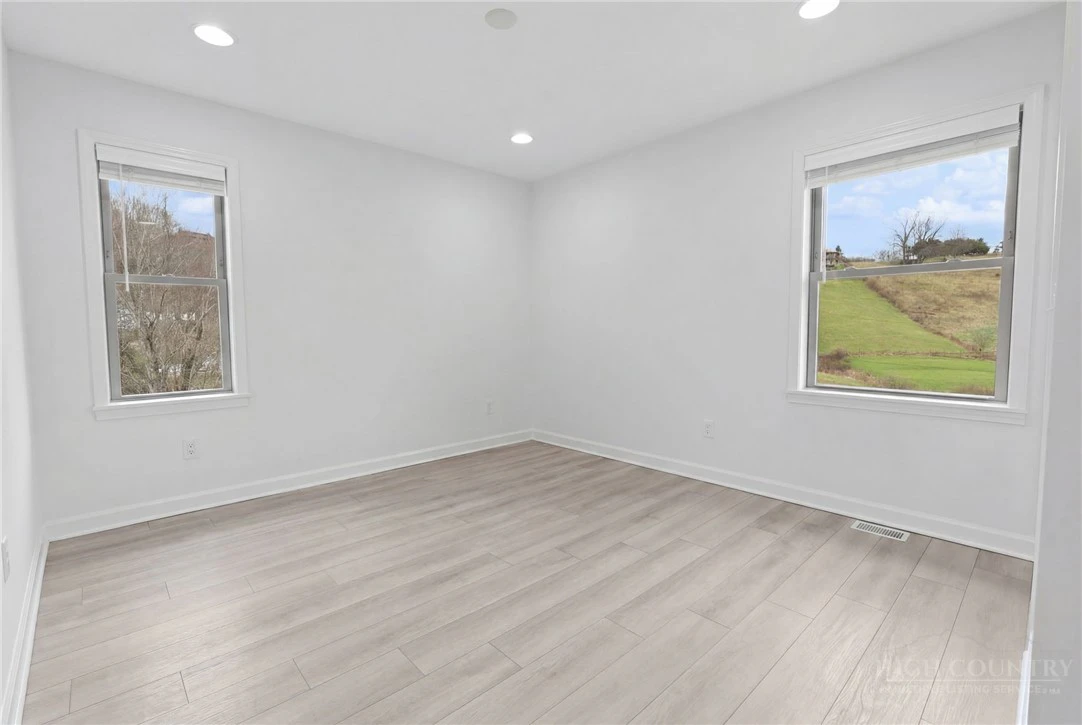Image number 18 for the current listing