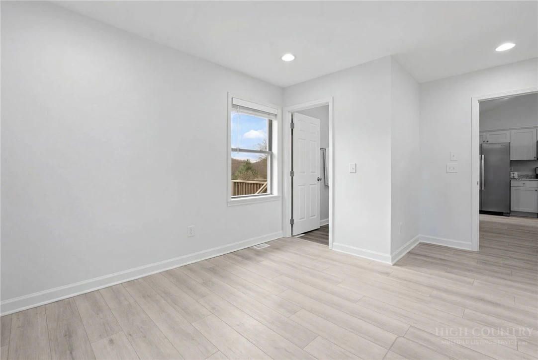Image number 3 for the current listing