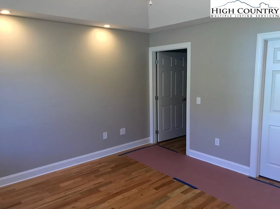 Image number 4 for the current listing