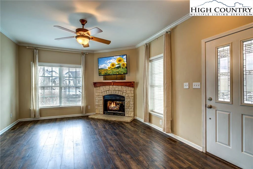 Image number 14 for the current listing