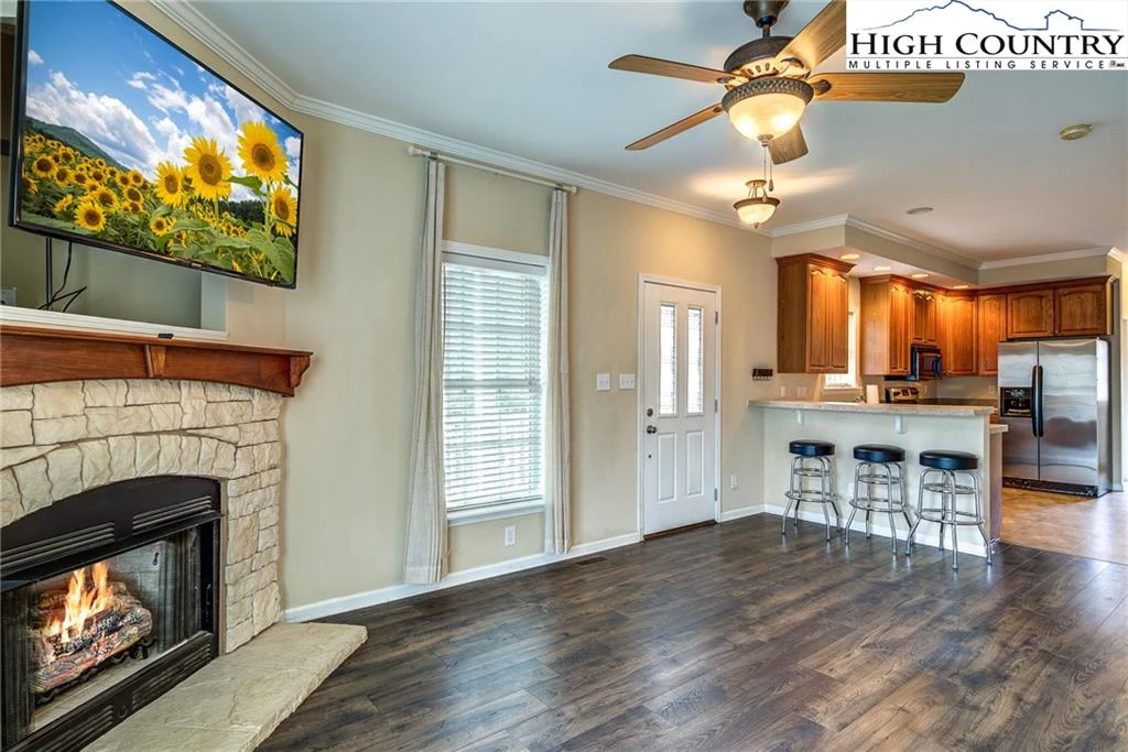 Image number 13 for the current listing