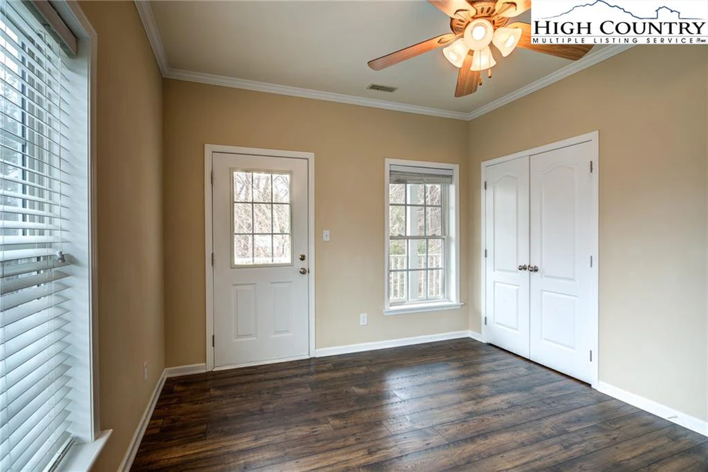 Image number 7 for the current listing