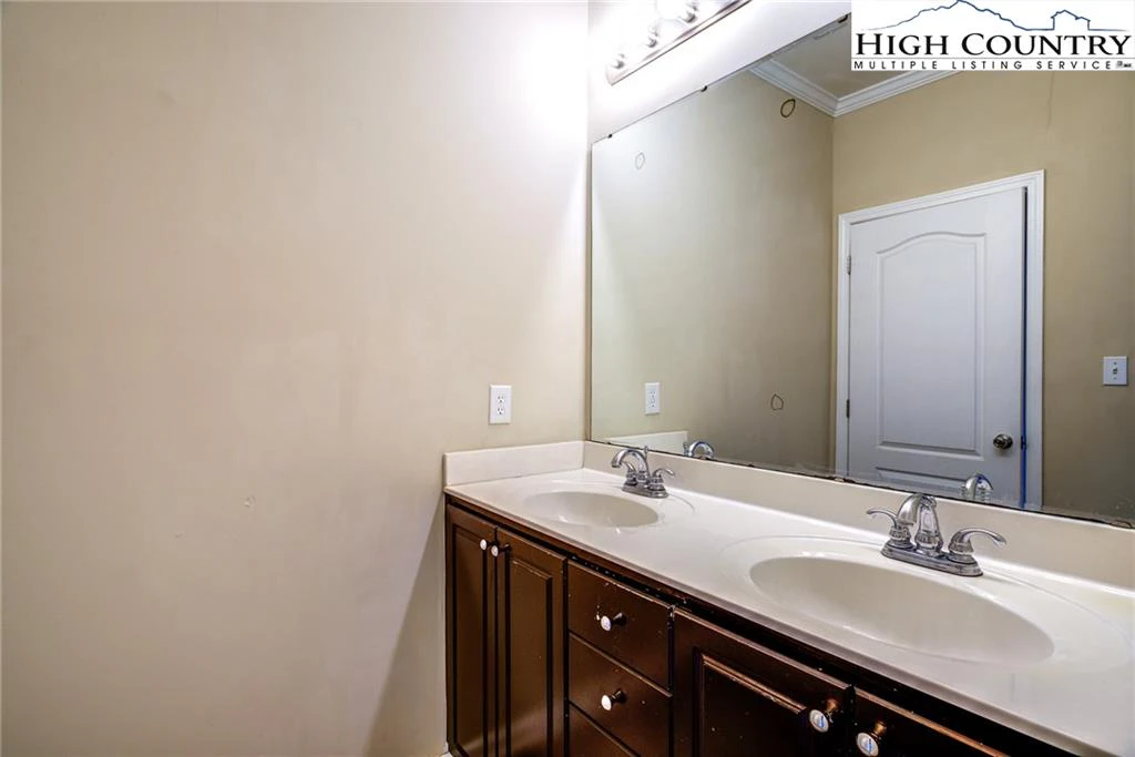 Image number 5 for the current listing