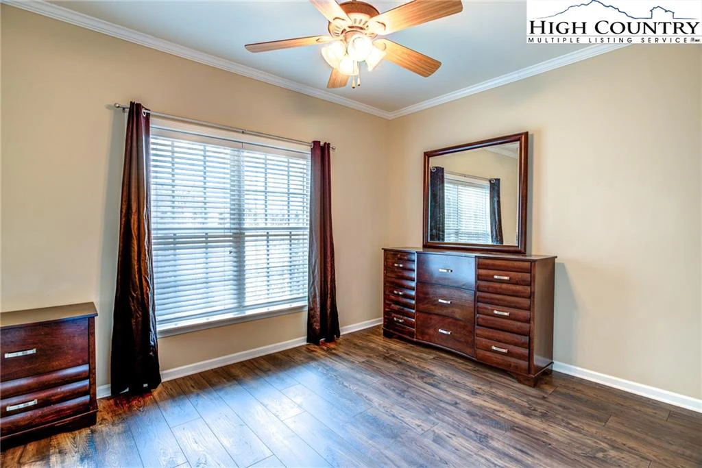 Image number 4 for the current listing
