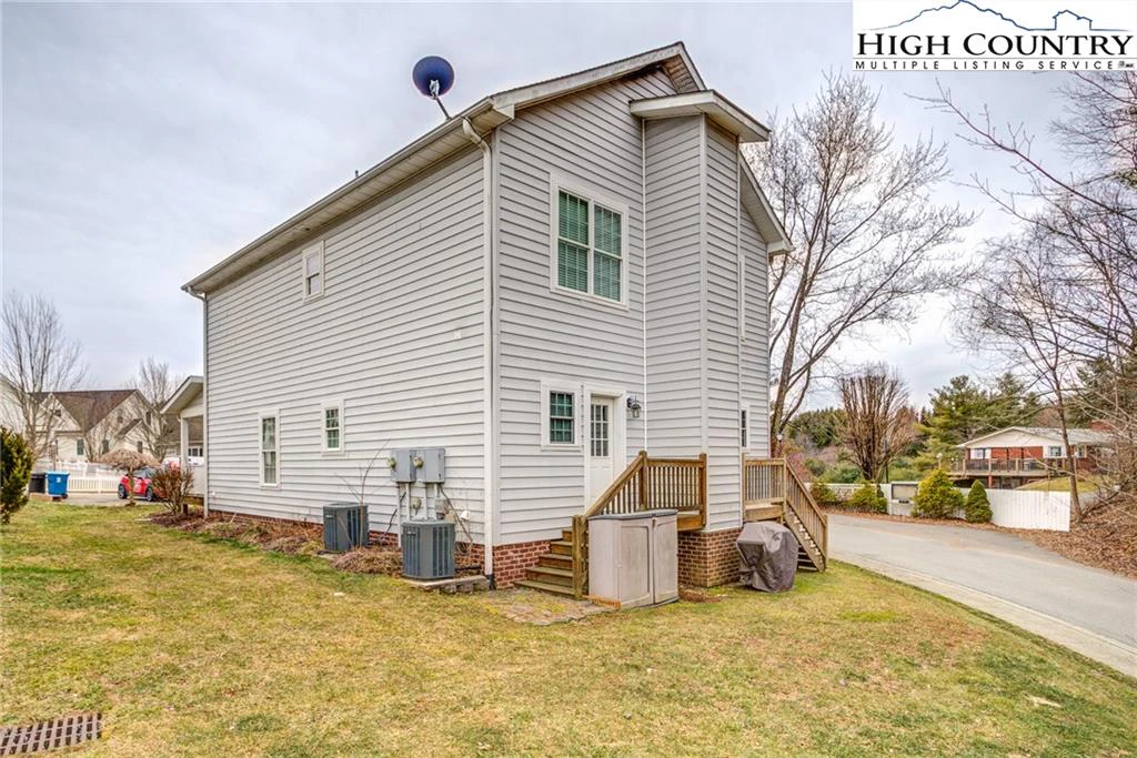 Image number 17 for the current listing