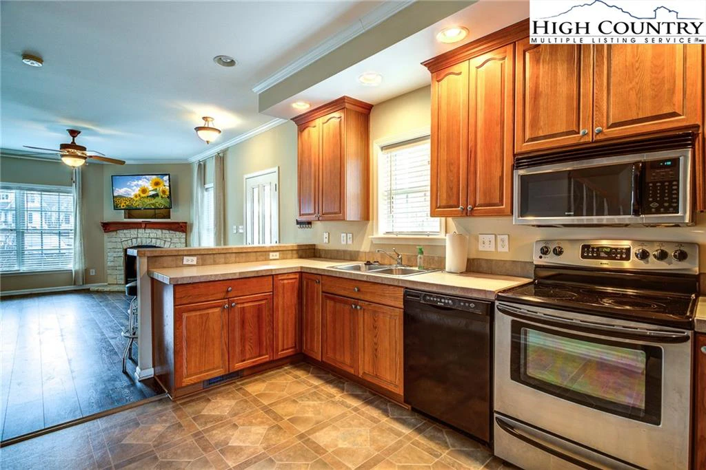 Image number 15 for the current listing