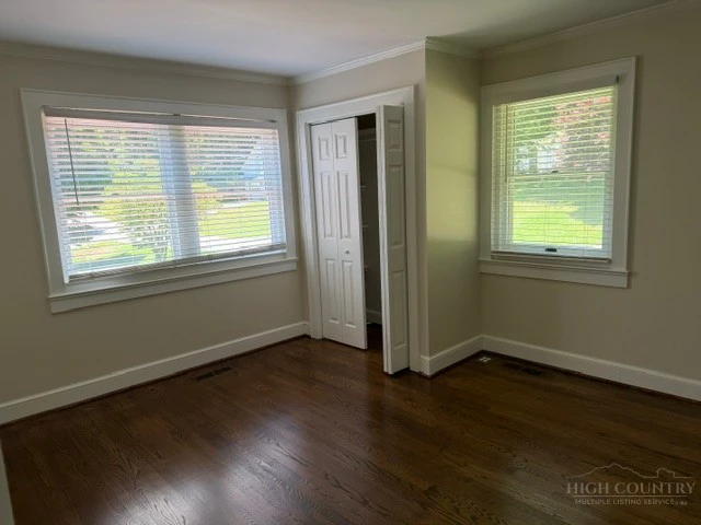 Image number 9 for the current listing