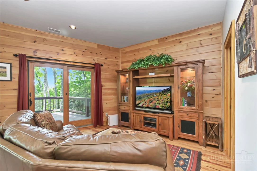 Image number 14 for the current listing