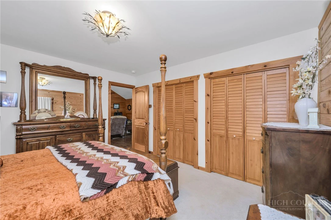 Image number 17 for the current listing