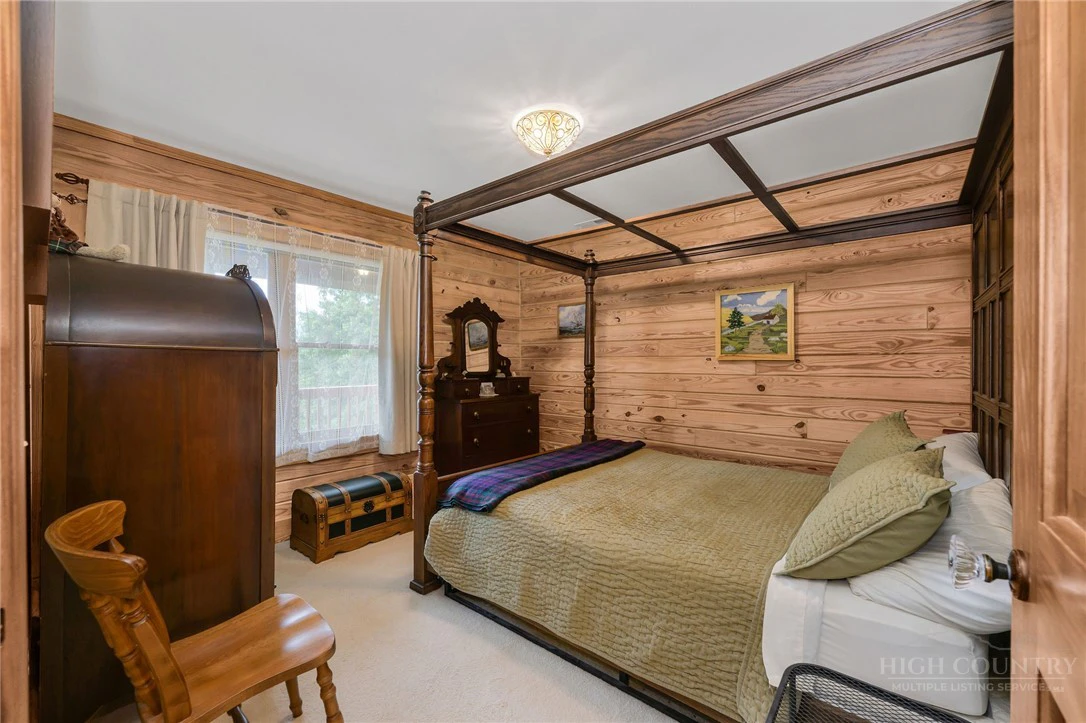 Image number 19 for the current listing
