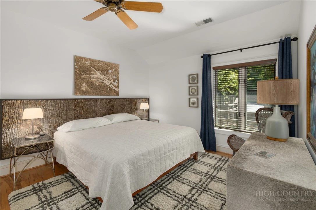 Image number 2 for the current listing