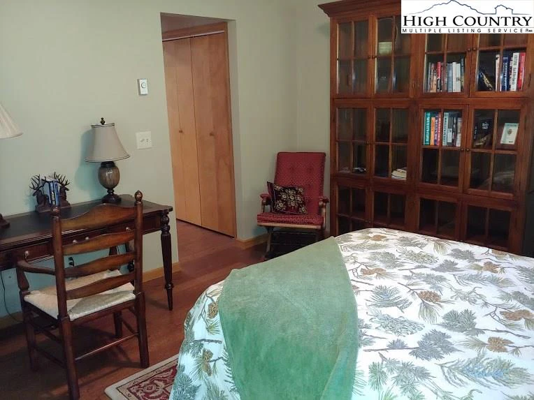 Image number 21 for the current listing