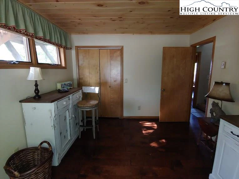 Image number 17 for the current listing