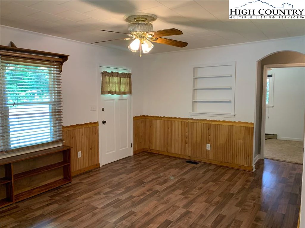 Image number 14 for the current listing