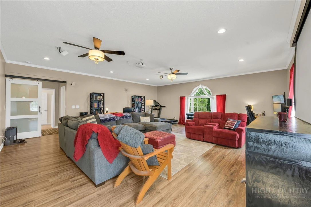 Image number 10 for the current listing