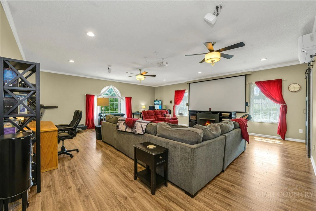 Image number 11 for the current listing