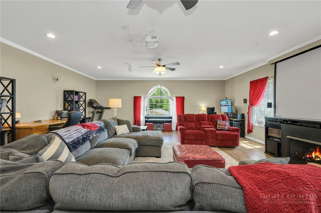 Image number 13 for the current listing