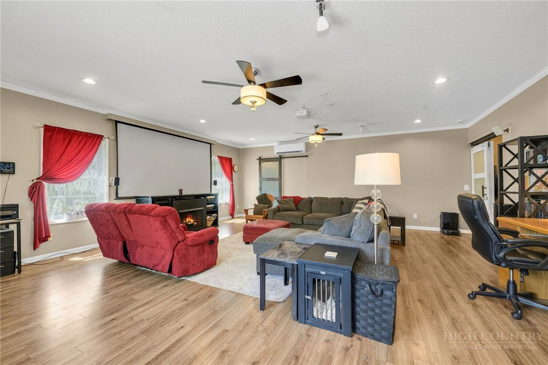 Image number 14 for the current listing