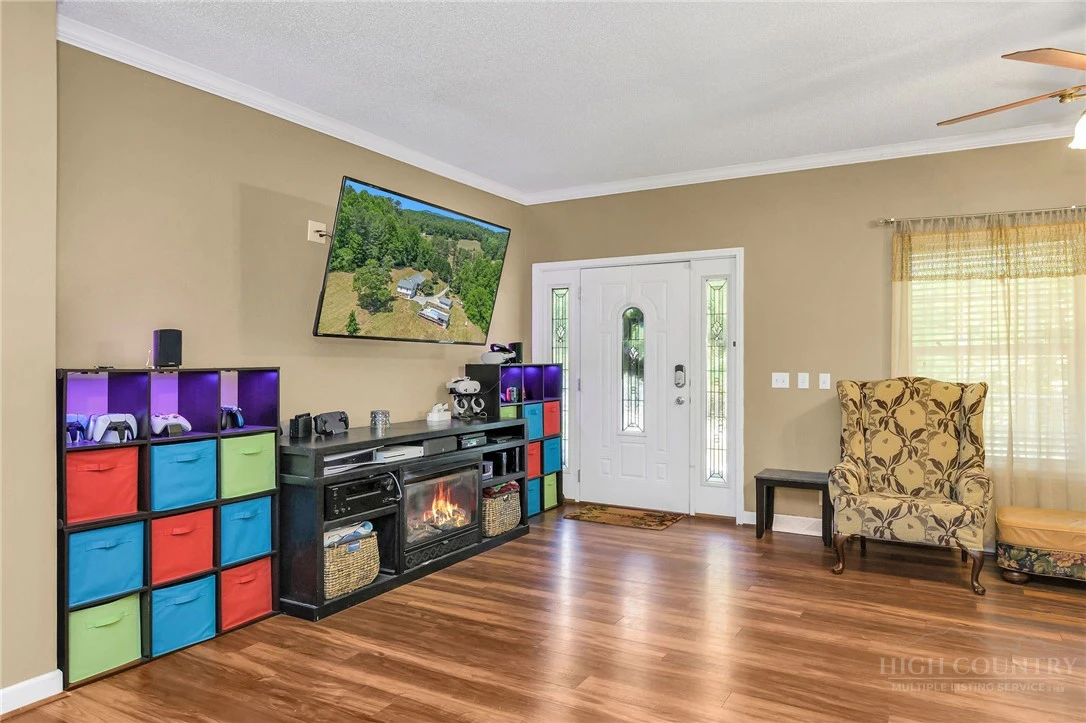 Image number 15 for the current listing