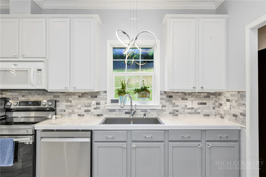 Image number 19 for the current listing