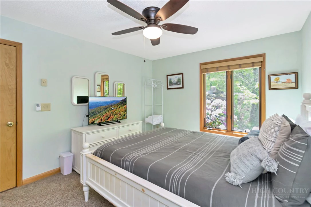 Image number 8 for the current listing