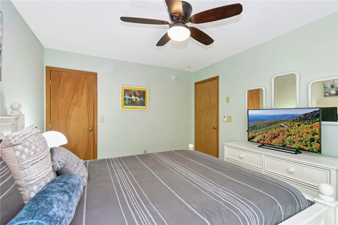 Image number 9 for the current listing