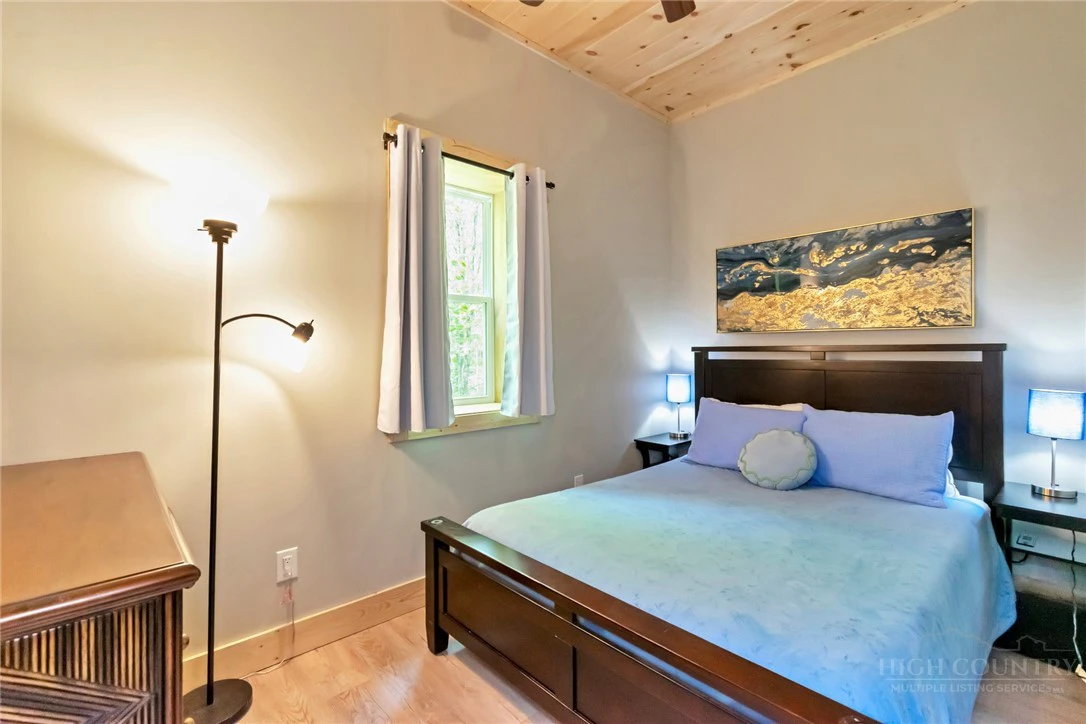 Image number 15 for the current listing