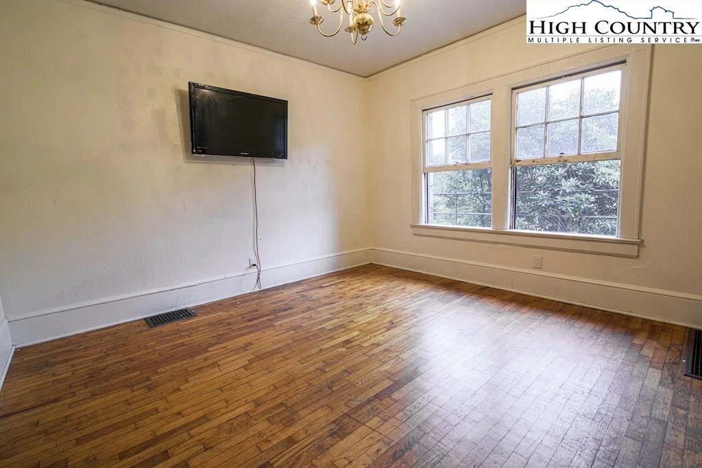 Image number 17 for the current listing