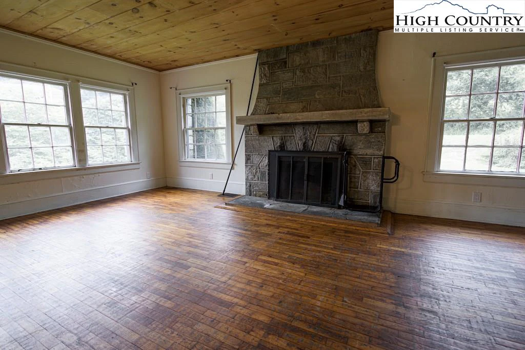 Image number 16 for the current listing