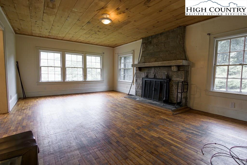 Image number 15 for the current listing
