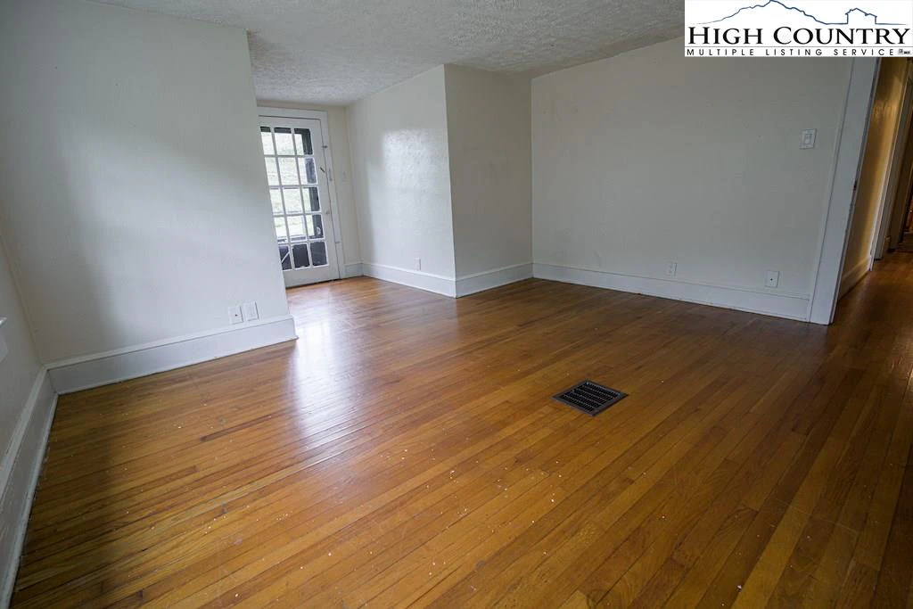 Image number 9 for the current listing