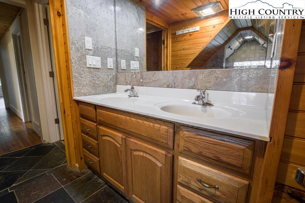 Image number 4 for the current listing