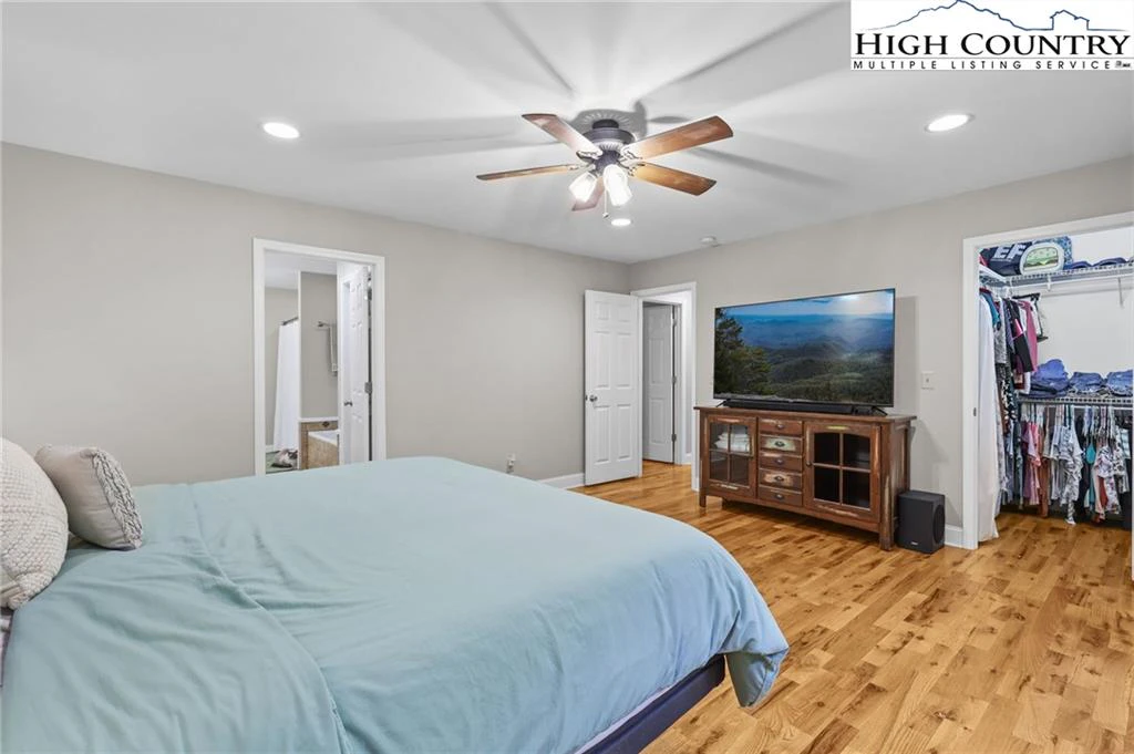 Image number 4 for the current listing