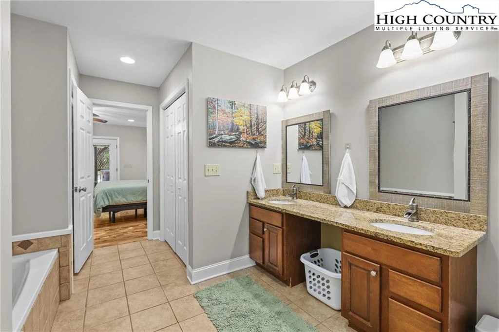 Image number 7 for the current listing