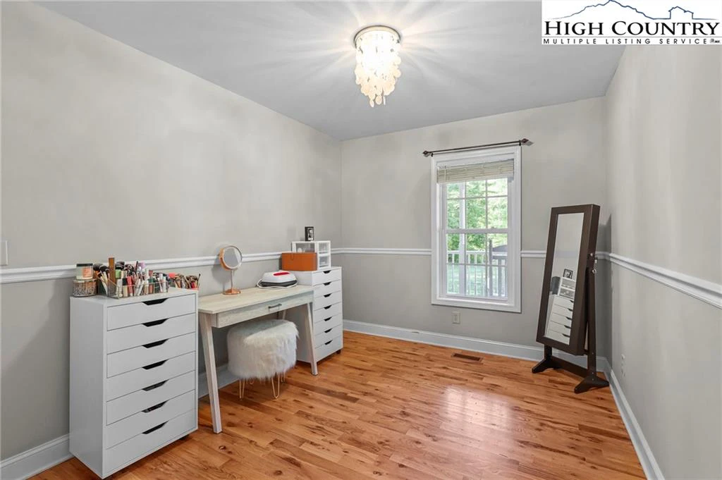 Image number 9 for the current listing