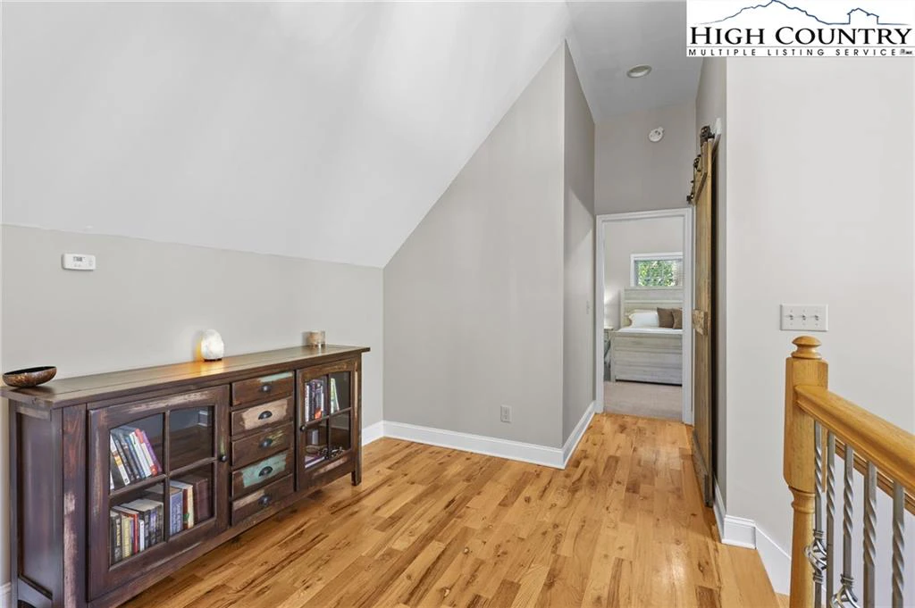 Image number 11 for the current listing