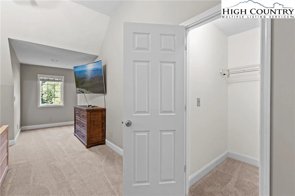 Image number 15 for the current listing