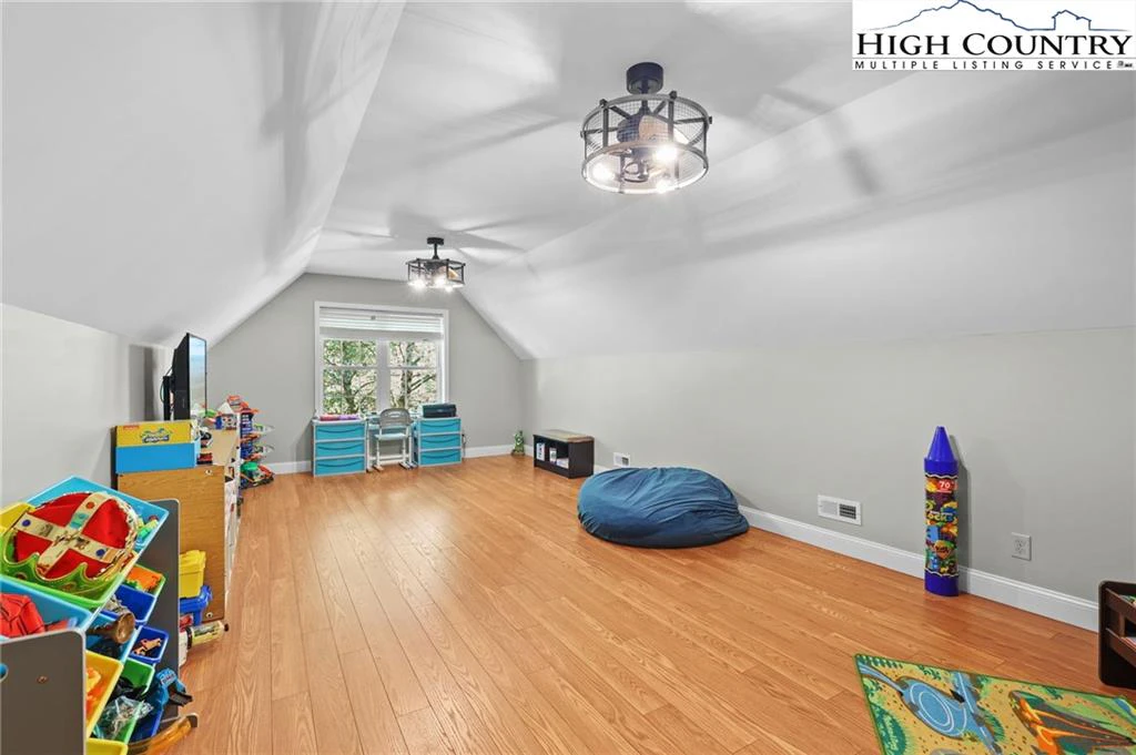 Image number 18 for the current listing