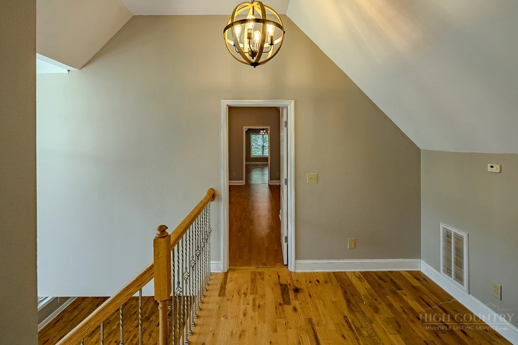 Image number 8 for the current listing